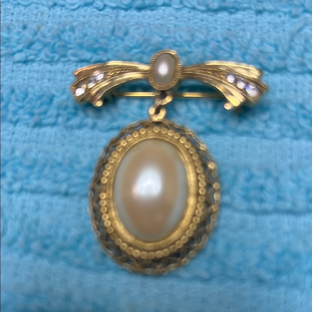 Elegant Gold and Pearl Brooch